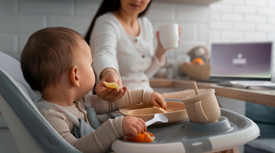 Грудное вскармливание и питание младенцев и детей младшего возраста